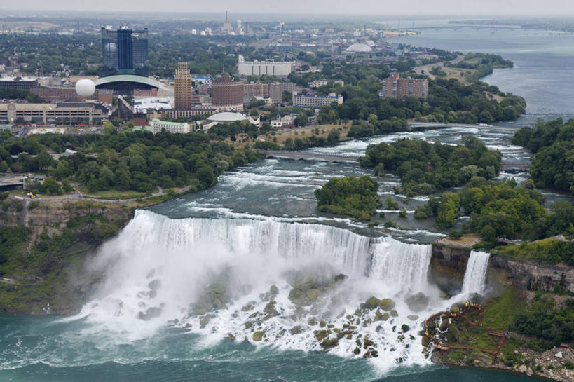 无人,横图,俯视,航拍,室外,白天,旅游,度假,石头,美景,瀑布,山,山脉,树林,水,植物,标志建筑,地标,建筑,纽约,美国,一排,阴影,波纹,飞溅,整齐,溅,光线,石子,液体,影子,景观,山峰,水滴,云,云朵,建筑群,山峦,云彩,娱乐,建设,水珠,树,树木,排列,蓝色,绿色,白云,蓝天,水纹,天空,阳光,自然,波浪,群山,天,享受,休闲,景色,放松,生长,晴朗,成长,北美,北美洲,鸟瞰,队列,喷洒,自然风光,美洲,纽约州,帝国之州,帝国州,北亚美利加洲,亚美利加洲,美国瀑布,尼加拉瀑布,尼亚加拉大瀑布,尼亚加拉河,尼亚加拉瀑布,跌水,石块,岩石,晴空,彩图,高角度拍摄,尼亚加拉县,雷神之水,尼亚加拉瀑布城,小瀑布