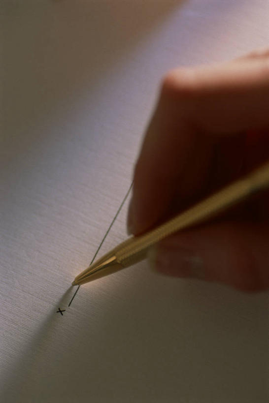 西方人,手,一个人,坐,竖图,俯视,室外,特写,白天,欧洲,欧洲人,仅一个男性,仅一个人,仅一个中年男性,握,阴影,光线,笔,影子,办公用品,拿,拿着,文具,阳光,学习用品,手部,握着,单手,文具用品,一支,书写,男人,男性,中年男性,白种人,坐着,半身,彩图,高角度拍摄