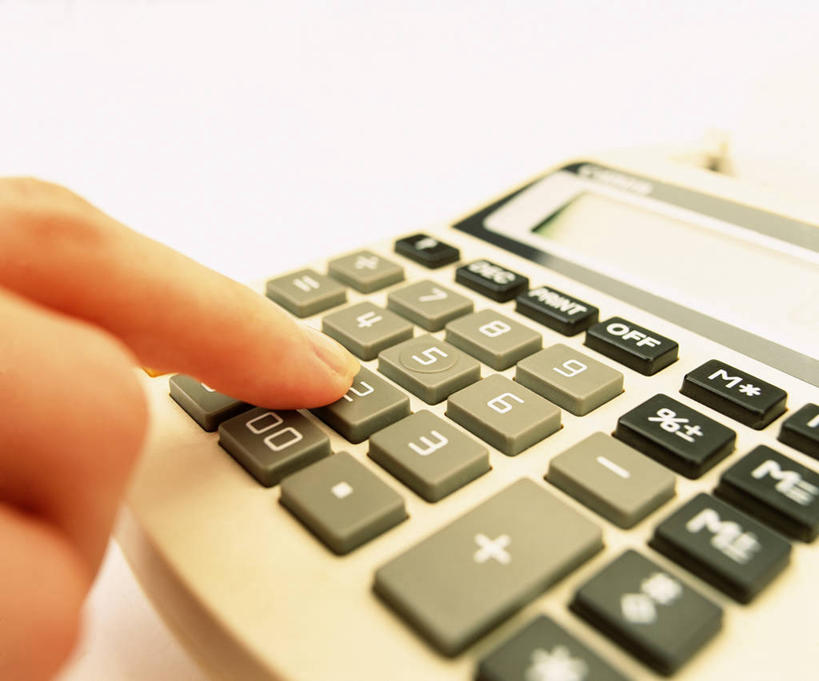 西方人,手,一个人,站,横图,室内,特写,白天,正面,计算器,欧洲,欧洲人,仅一个年轻女性,仅一个女性,仅一个人,指,计算,科学,办公用品,右手,方向,手势,站着,手部,理财,财务,单手,指向,食指,数学,年轻女性,女人,女性,白种人,站立,半身,彩图