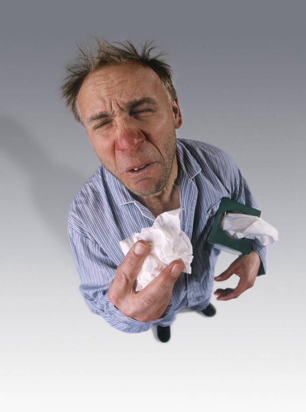 西方人,一个人,站,竖图,俯视,室内,白天,白色背景,欧洲,欧洲人,仅一个男性,仅一个人,一卷,阴影,光线,影子,灯光,拿,拿着,纸巾,站着,仅一个老年男性,生病,摄影,影棚,感冒,抱病,伤风,老年男性,男人,男性,白种人,抬头,仰头,站立,彩图,高角度拍摄,全身,影棚拍摄,拍摄,打喷嚏