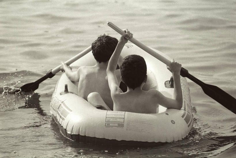 西方人,儿童,两个人,坐,横图,俯视,室外,白天,锻炼,纯洁,运动,湖,湖泊,水,船,欧洲,欧洲人,一艘,阴影,波纹,光线,船桨,影子,湖面,水流,水面,涟漪,拿,拿着,小孩,水纹,阳光,交通工具,波浪,湖水,可爱,童年,童趣,划,载具,泛黄,童真,气垫船,烂漫,无邪,水晕,体育,天真,男孩,男人,男性,女孩,女人,女性,白种人,坐着,彩图,高角度拍摄,全身,健身,男生,女生