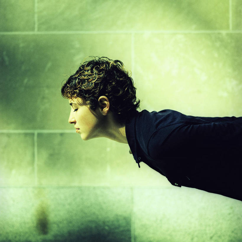 西方人,一个人,站,方图,室内,白天,侧面,欧洲,欧洲人,仅一个年轻女性,仅一个女性,仅一个人,弯腰,阴影,光线,影子,墙,混凝土,闻,墙壁,墙面,阳光,站着,嗅,弯身,年轻女性,女人,女性,白种人,站立,半身,彩图