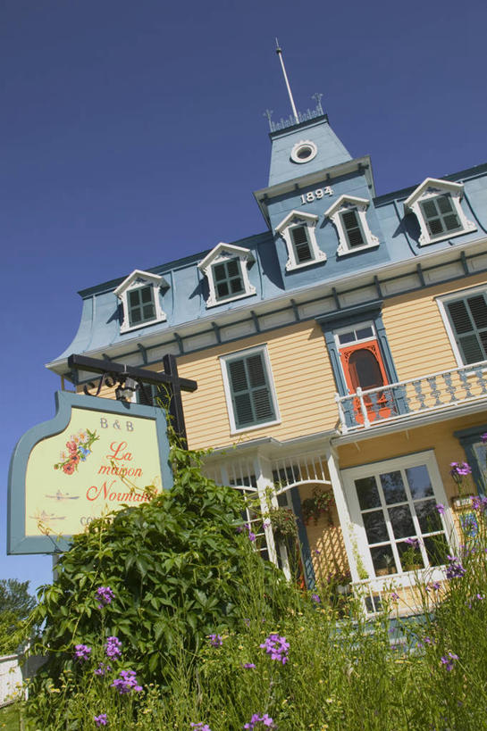 无人,家,栏杆,露台,竖图,室外,白天,仰视,旅游,度假,草地,草坪,植物,别墅,窗户,门,阳台,一幢,阴影,光线,英文,标志,文字,影子,字符,字母,房屋,屋子,公寓,围栏,娱乐,标识,洋房,护栏,楼房,玻璃窗,住宅,草,蓝色,绿色,蓝天,天空,阳光,门框,天,享受,休闲,放松,晴朗,英文字母,宣传,万里无云,张扬,传扬,宣扬,鼓动,晴空,晴空万里,彩图,低角度拍摄,房子,露天阳台