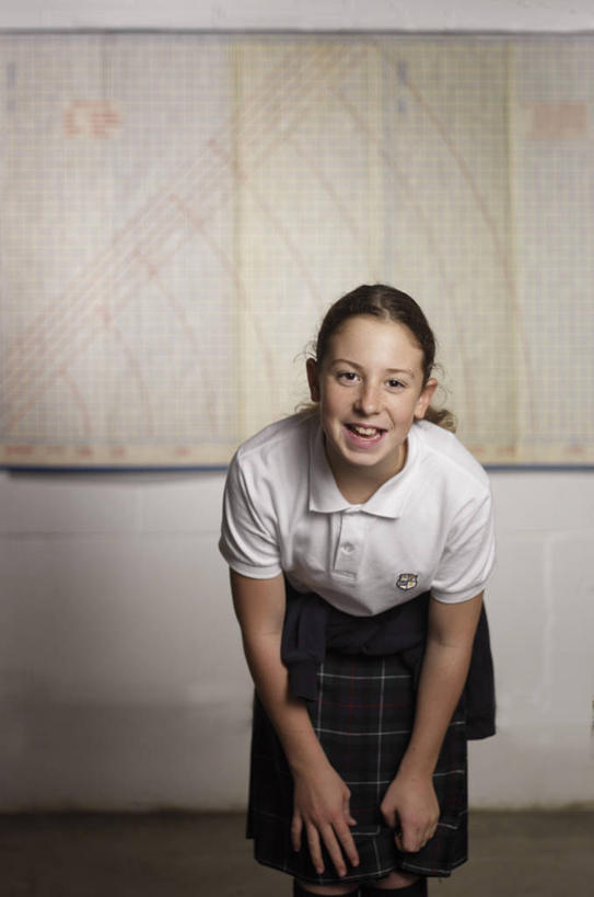 西方人,儿童,一个人,站,笑,微笑,露齿笑,竖图,室内,白天,正面,制服,纯洁,欧洲,欧洲人,仅一个女性,仅一个人,弯腰,服装,朦胧,模糊,墙,注视,墙壁,墙面,小孩,观察,看,站着,仅一个小孩,校服,可爱,童年,童趣,观看,鞠躬,察看,关注,礼仪,童真,烂漫,无邪,学生服,弯身,尊敬,恭敬,天真,女孩,女人,女性,白种人,孩子,站立,半身,彩图,女生