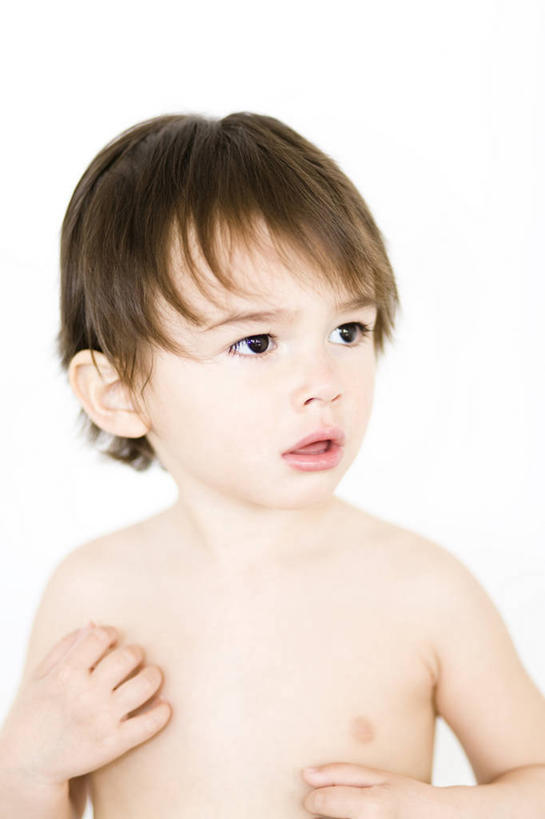 西方人,儿童,脸,头,脸颊,手,胸,一个人,竖图,室内,特写,白天,白色背景,正面,纯洁,欧洲,欧洲人,仅一个男性,仅一个人,阴影,光线,影子,灯光,注视,裸露,小孩,观察,看,仅一个小孩,手部,可爱,童年,童趣,摄影,影棚,赤裸,观看,好奇,察看,关注,裸,童真,烂漫,无邪,猎奇,天真,男孩,男人,男性,白种人,孩子,头部,胸部,脸部,脸蛋,面部,半身,彩图,影棚拍摄,拍摄,男生