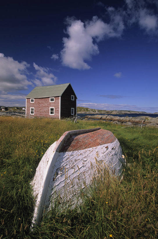 无人,家,竖图,室外,白天,正面,旅游,度假,草地,草原,美景,植物,船,加拿大,一艘,阴影,光线,影子,房屋,屋子,景观,旷野,云,云朵,木船,云彩,娱乐,楼房,住宅,草,蓝色,绿色,白云,蓝天,天空,阳光,自然,交通工具,天,享受,休闲,广阔,宽广,景色,放松,晴朗,北美,舟,北美洲,宽阔,自然风光,载具,原野,美洲,北亚美利加洲,亚美利加洲,广大,纽芬兰,晴空,彩图,房子,纽芬兰.拉布拉多,纽芬兰.拉布拉多省,纽芬兰岛