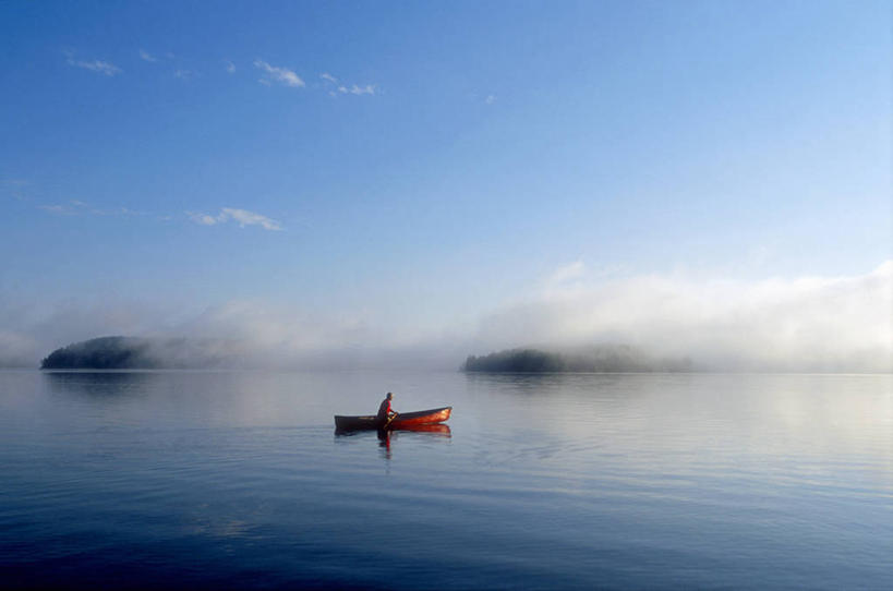 西方人,一个人,公园,坐,横图,室外,白天,侧面,旅游,度假,湖,湖泊,美景,水,船,欧洲,加拿大,欧洲人,仅一个男性,仅一个人,仅一个中年男性,阴影,光线,影子,湖面,景观,水流,水面,云,云朵,木船,云彩,娱乐,一只,蓝色,白云,蓝天,天空,阳光,自然,交通工具,湖水,天,驾驶,行驶,享受,休闲,景色,放松,晴朗,操纵,控制,北美,舟,北美洲,自然风光,载具,独木舟,美洲,操控,北亚美利加洲,亚美利加洲,把持,独木船,安大略省,安省,阿岗昆省立公园,男人,男性,中年男性,白种人,晴空,坐着,彩图,全身