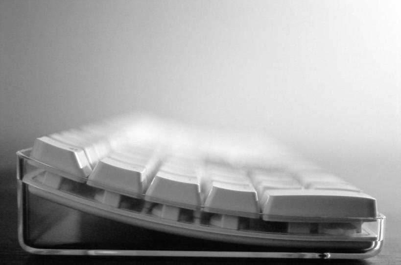 无人,横图,黑白,室内,特写,白天,正面,鼠标,键盘,静物,敲打,阴影,朦胧,模糊,光线,影子,灯光,输入,输入设备,通讯设备,打字,点击,敲击,通信设备,按键