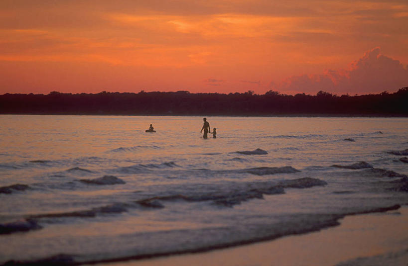 西方人,儿童,两个人,家庭,母亲,儿子,站,横图,室外,白天,旅游,度假,纯洁,海浪,海洋,美景,日落,森林,树林,植物,欧洲,纽约,美国,加拿大,欧洲人,服装,景观,浪花,晚霞,霞光,落日,休闲装,娱乐,树,树木,小孩,背面,衣服,红色,绿色,天空,自然,海水,黄昏,天,站着,享受,休闲,温暖,温馨,母子,一家人,休闲服,景色,彩霞,放松,可爱,母爱,童年,童趣,服饰,生长,成长,和睦,北美,北美洲,自然风光,美洲,海景,童真,烂漫,无邪,纽约州,帝国之州,帝国州,北亚美利加洲,亚美利加洲,安大略省,安省,夕照,安大略湖,北美洲五大湖,五大湖,天真,男孩,年轻女性,女人,女性,白种人,孩子,年轻人,大海,风浪,海,海水的波动,近岸浪,涌浪,夕阳,站立,彩图,全身,融洽,斜阳,男生