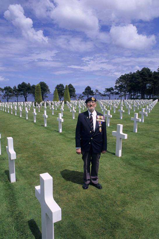 西方人,胡须,一个人,站,笑,微笑,竖图,室外,白天,正面,西装,旅游,度假,草地,草坪,植物,标志建筑,地标,建筑,帽子,法国,欧洲,欧洲人,仅一个男性,仅一个人,一排,阴影,套装,正装,节日,整齐,并列,并排,光线,影子,云,云朵,领带,云彩,职业装,文化,娱乐,建设,草,树,树木,排列,蓝色,绿色,白云,蓝天,天空,阳光,自然,天,祈祷,站着,仅一个老年男性,享受,休闲,墓地,健康,旅游胜地,放松,许愿,宗教,信仰,生长,晴朗,成长,纪念,祈求,坟墓,陵墓,基督教,象征,庄重,队列,天主教,贝雷帽,身份,平行,勋章,坟场,法兰西共和国,法兰西第五共和国,正式,地位,下诺曼底,下诺曼底大区,卡尔瓦多斯省,平安,老年男性,男人,男性,白种人,胡子,络腮胡,晴空,站立,彩图,全身,奥马哈海滩,圣奥诺里讷.德佩尔泰