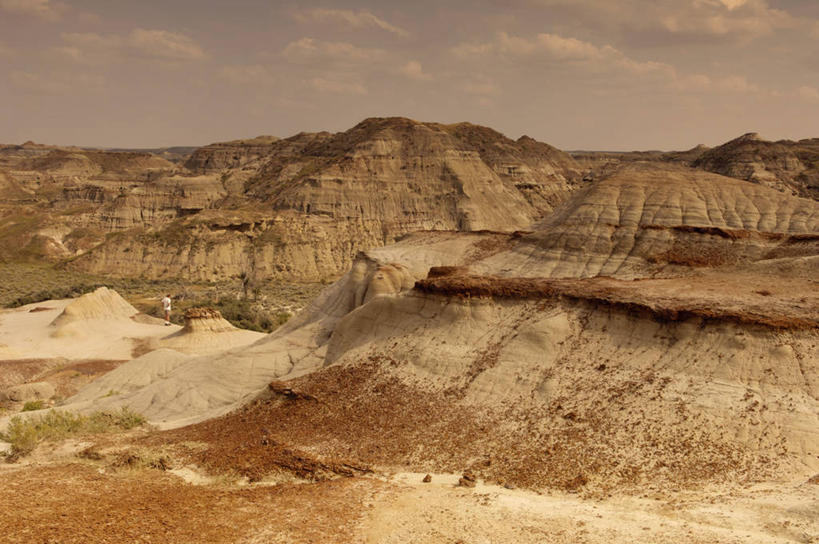 无人,公园,横图,俯视,室外,白天,旅游,度假,荒凉,石头,美景,加拿大,阴影,粗糙,平静,光线,石子,影子,景观,悬崖,云,云朵,云彩,娱乐,蓝色,白云,蓝天,天空,阳光,自然,天,享受,休闲,陡峭,景色,安静,放松,高低,晴朗,宁静,凹凸,毛糙,北美,北美洲,静谧,贫瘠,自然风光,美洲,阿尔伯塔省,阿尔伯塔,北亚美利加洲,亚美利加洲,沉静,绝壁,恬静,安祥,僻静,清静,太平,艾伯塔,艾伯塔省,笔陡,峻峭,瘠薄,亚伯达,省立恐龙公园,荒地,荒芜,石块,岩石,晴空,彩图,高角度拍摄,阿尔伯塔省恐龙公园,阿省,艾省,亚伯达省,亚省,恐龙省立公园,粗拙