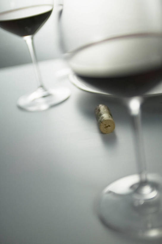 葡萄酒,无人,竖图,俯视,室内,特写,白天,白色背景,桌面,桌子,杯子,阴影,朦胧,模糊,光线,高脚杯,木塞,影子,大理石,灯光,软木塞,红酒杯,酒类,分开,玻璃制品,酒,饮料,两个,酒杯,隔断,摄影,影棚,隔离,密封,间隔,断绝,隔开,屏蔽,屏绝,远离,中断,阻遏,阻隔,大理石制品,玻璃杯,彩图,高角度拍摄,影棚拍摄,拍摄