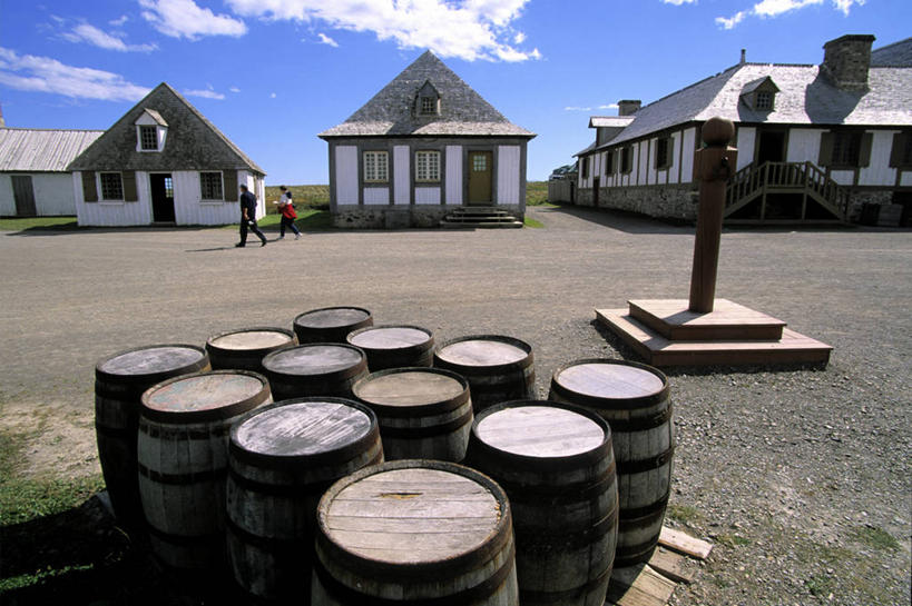 西方人,两个人,家,走,横图,俯视,室外,白天,旅游,度假,草地,草坪,名胜古迹,植物,标志建筑,地标,建筑,欧洲,加拿大,欧洲人,一排,阴影,遗迹,整齐,光线,木桶,桶,影子,房屋,屋子,云,云朵,云彩,注视,古迹,文物,娱乐,建设,古建筑,楼房,住宅,草,排列,蓝色,绿色,白云,蓝天,天空,阳光,容器,天,观察,看,享受,休闲,旅游胜地,放松,晴朗,观看,储藏,察看,北美,北美洲,储存,队列,关注,美洲,古文明,新斯科舍,北亚美利加洲,亚美利加洲,布雷顿角岛,新斯科舍省,男人,男性,年轻男性,年轻女性,女人,女性,白种人,晴空,步行,散步,走路,彩图,高角度拍摄,全身,房子,诺省,斯高沙省,新省,新斯高沙省,新斯科细亚省,贮存