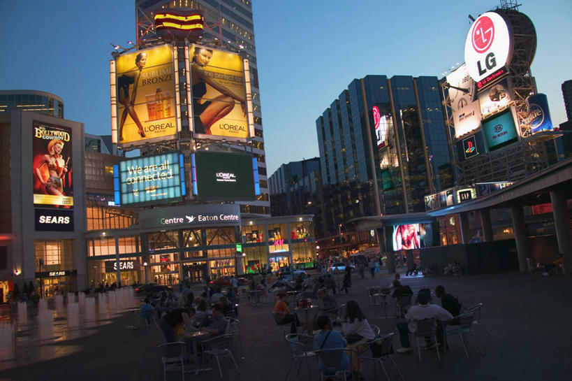 西方人,坐,走,横图,彩色,室外,白天,正面,旅游,度假,标志建筑,地标,建筑,霓虹灯,喷泉,欧洲,加拿大,欧洲人,阴影,光线,英文,标志,广告牌,文字,影子,字符,字母,景观,建筑群,灯光,七彩,许多人,注视,文化,娱乐,光源,标识,建设,霓虹,灯,蓝色,蓝天,天空,阳光,天,观察,看,品味,一群人,享受,休闲,放松,晴朗,观看,英文字母,察看,北美,北美洲,照明设备,关注,美洲,水景,多伦多,万里无云,省会,氖灯,北亚美利加洲,亚美利加洲,美观,安大略省,安省,北方好莱坞,多伦多市,男人,男性,年轻男性,年轻女性,女人,女性,白种人,设计,晴空,晴空万里,步行,散步,走路,坐着,半身,彩图,登打士街,登打士广场,央.登打士广场,央街,杨格街