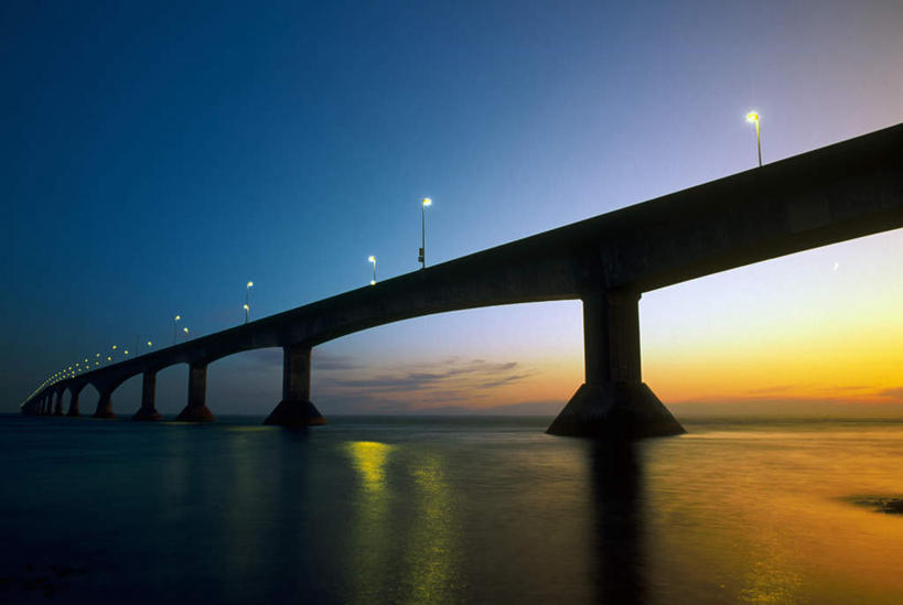 无人,横图,室外,夜晚,仰视,旅游,度假,湖,湖泊,美景,日落,水,大桥,立交桥,桥梁,加拿大,阴影,曲折,弯曲,光线,影子,湖面,景观,水流,水面,晚霞,霞光,落日,高架,斜拉桥,桥,灯光,娱乐,蓝色,倒影,蓝天,天空,阳光,自然,黄昏,湖水,天,享受,休闲,景色,彩霞,放松,蜿蜒,晴朗,倒映,北美,北美洲,自然风光,美洲,万里无云,北亚美利加洲,亚美利加洲,夕照,反照,联邦大桥,晴空,晴空万里,夕阳,彩图,低角度拍摄,斜阳