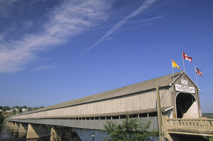 无人,家,木屋,横图,室外,白天,仰视,旅游,度假,美景,旗帜,国旗,加拿大,阴影,飘扬,光线,木板,影子,景观,云,云朵,桥,木桥,云彩,娱乐,住宅,栈桥,蓝色,白云,蓝天,天空,阳光,自然,天,享受,休闲,景色,放松,晴朗,飘逸,人行桥,木板桥,北美,北美洲,自然风光,飞扬,美洲,北亚美利加洲,亚美利加洲,新不伦瑞克,新不伦瑞克省,旗,晴空,彩图,低角度拍摄,茅舍,茅屋,棚屋,小木屋,小屋