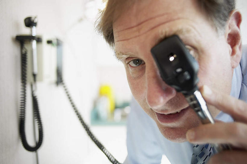 西方人,一个人,横图,室内,特写,白天,正面,衬衫,柜子,欧洲,欧洲人,仅一个男性,仅一个人,仅一个中年男性,握,检查,墙,领带,储物柜,拿,拿着,注视,墙壁,墙面,观察,看,握着,观看,察看,医疗设备,储存,关注,耳镜,搜检,查察,查抄,检察,审查,储备,蕴藏,贮备,检查工具,男人,男性,中年男性,白种人,半身,彩图,衬衣,贮存