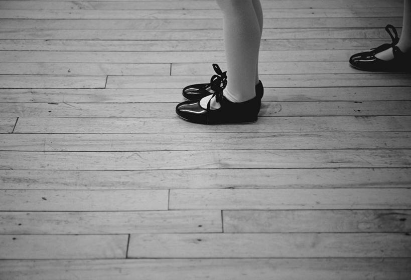 西方人,儿童,腿部,腿,两个人,伙伴,朋友,站,横图,俯视,黑白,室内,特写,白天,鞋,跳舞,友谊,纯洁,地板,鞋子,欧洲,欧洲人,一排,阴影,整齐,光线,影子,皮革,地面,注视,木地板,排列,小孩,黑色,观察,看,站着,可爱,童年,童趣,观看,察看,队列,关注,舞姿,踢踏舞,童真,烂漫,无邪,天真,友情,女孩,女人,女性,白种人,站立,半身,高角度拍摄,皮鞋,舞蹈,女生