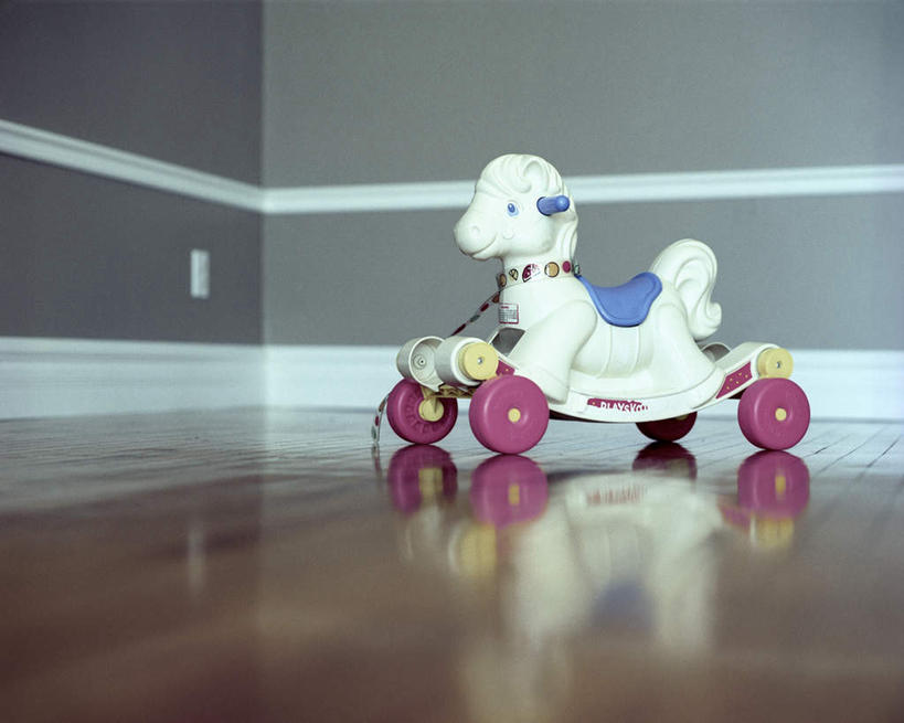 无人,横图,室内,特写,白天,正面,游戏,快乐,地板,玩具,阴影,朦胧,模糊,光线,影子,墙,地面,玩,娱乐,木地板,墙壁,墙面,一个,休闲,单个,活动,发泄,消遣,智力,木马,宣泄,玩耍,嬉戏,彩图