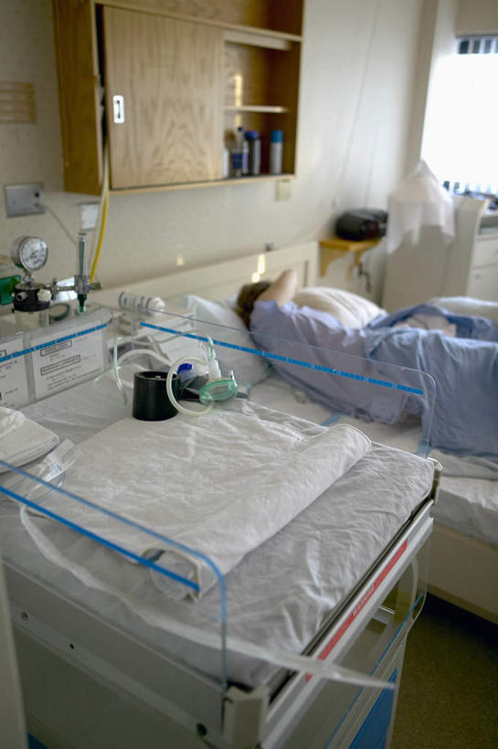 西方人,一个人,病人,医院,躺,睡,竖图,俯视,室内,白天,床,欧洲,欧洲人,仅一个年轻女性,仅一个女性,仅一个人,朦胧,模糊,床单,被子,单人床,呼吸机,被单,医疗机构,卧着,年轻女性,女人,女性,白种人,患者,就医者,困,困觉,寝息,睡觉,躺着,卧,半身,彩图,高角度拍摄,病院,诊所