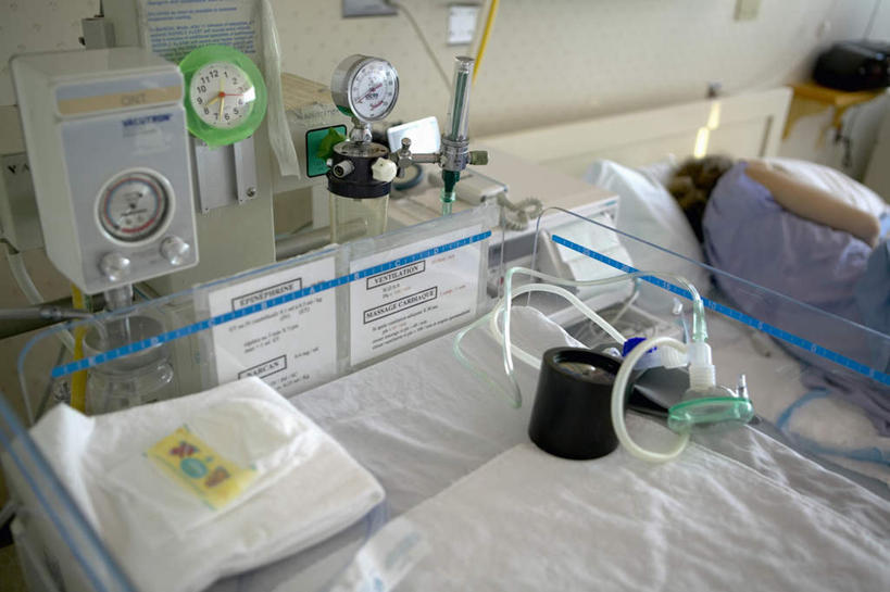 西方人,一个人,病人,医院,躺,睡,横图,俯视,室内,白天,床,欧洲,欧洲人,仅一个年轻女性,仅一个女性,仅一个人,朦胧,模糊,床单,被子,单人床,呼吸机,被单,医疗机构,卧着,年轻女性,女人,女性,白种人,患者,就医者,困,困觉,寝息,睡觉,躺着,卧,半身,彩图,高角度拍摄,病院,诊所