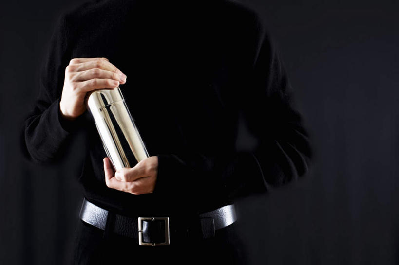 西方人,一个人,站,横图,室内,白天,正面,金属制品,欧洲,欧洲人,仅一个男性,仅一个人,握,黑色背景,服装,金属,拿,拿着,休闲装,调酒师,仅一个年轻男性,衣服,瓶子,站着,休闲,休闲服,握着,摄影,服饰,影棚,男人,男性,年轻男性,白种人,站立,半身,彩图,影棚拍摄,拍摄