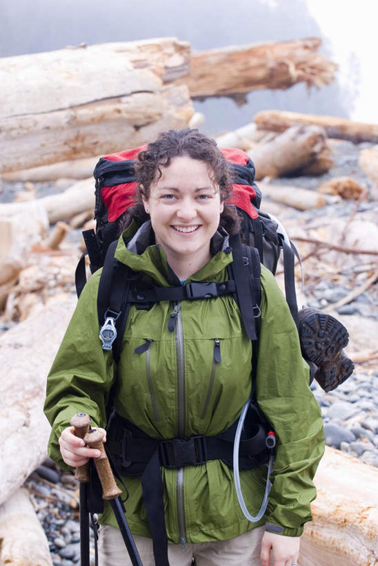 西方人,一个人,笑,微笑,露齿笑,竖图,室外,白天,正面,旅游,度假,石头,欧洲,欧洲人,仅一个年轻女性,仅一个女性,仅一个人,阴影,服装,光线,包,工具,木材,器材,石子,影子,旅行包,注视,休闲装,娱乐,木柴,衣服,阳光,背包,观察,看,享受,休闲,休闲服,器械,放松,服饰,木料,拐杖,观看,察看,关注,户外运动,登山杖,辅助设备,旅游包,登山棍,年轻女性,女人,女性,白种人,石块,登山,爬山,半身,彩图,双肩包