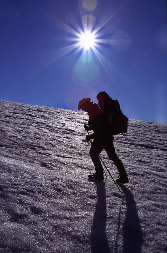 西方人,背,一个人,走,攀登,竖图,室外,白天,仰视,锻炼,旅游,度假,探险,运动,攀岩,美景,山,太阳,雪,雪山,大雪,欧洲,欧洲人,仅一个男性,仅一个人,阴影,服装,光线,工具,器材,影子,冰,积雪,景观,山峰,雪景,冬季,冬天,山峦,娱乐,极限运动,仅一个年轻男性,衣服,蓝色,蓝天,天空,阳光,自然,天,背着,享受,休闲,器械,爬,景色,放松,寒冷,服饰,晴朗,拐杖,冰冷,衣着,登山服,穿着,自然风光,室外运动,户外运动,万里无云,登山杖,严寒,辅助设备,冰凉,酷寒,凛冽,凛凛,极冷,背负,衣饰,登山棍,炫光,冒险,体育,男人,男性,年轻男性,白种人,晴空,晴空万里,步行,登山,爬山,攀爬,散步,走路,彩图,低角度拍摄,全身,健身