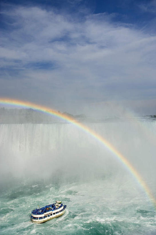 舞台,竖图,俯视,室外,白天,旅游,度假,彩虹,湖,湖泊,瀑布,水,船,纽约,美国,加拿大,一艘,阴影,波纹,飞溅,服装,溅,光线,液体,影子,湖面,水滴,水流,水面,游艇,许多人,休闲装,娱乐,水珠,衣服,风景,水纹,阳光,交通工具,波浪,湖水,驾驶,行驶,一群人,享受,休闲,休闲服,景色,放松,服饰,风光,操纵,控制,景物,北美,北美洲,喷洒,载具,美洲,操控,纽约州,帝国之州,帝国州,北亚美利加洲,亚美利加洲,把持,风物,光景,景致,尼加拉瀑布,安大略省,安省,婚纱瀑布,马蹄瀑布,尼亚加拉大瀑布,尼亚加拉河,尼亚加拉瀑布,男人,男性,年轻男性,年轻女性,女人,女性,跌水,虹,虹桥,七彩虹,天虹,表演台,彩图,高角度拍摄,全身