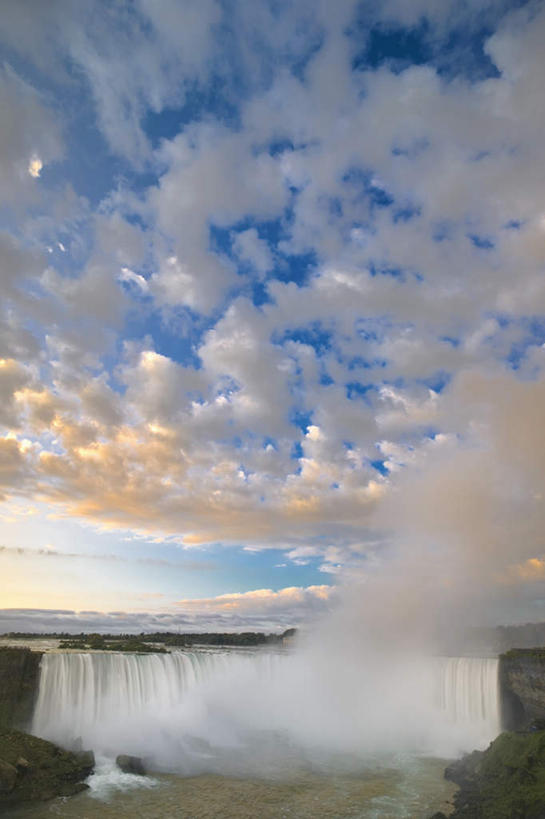 无人,竖图,俯视,室外,白天,旅游,度假,日出,瀑布,水,太阳,雾,纽约,美国,加拿大,阴影,飞溅,朦胧,模糊,溅,光线,液体,影子,水滴,云,云朵,朝霞,晨曦,黎明,云彩,娱乐,水珠,蓝色,白云,风景,蓝天,天空,阳光,天,享受,休闲,景色,放松,晴朗,风光,迷雾,景物,北美,北美洲,喷洒,美洲,纽约州,帝国之州,帝国州,北亚美利加洲,亚美利加洲,风物,光景,景致,尼加拉瀑布,安大略省,安省,婚纱瀑布,马蹄瀑布,尼亚加拉大瀑布,尼亚加拉河,尼亚加拉瀑布,跌水,朝阳,大雾,晴空,彩图,高角度拍摄,破晓