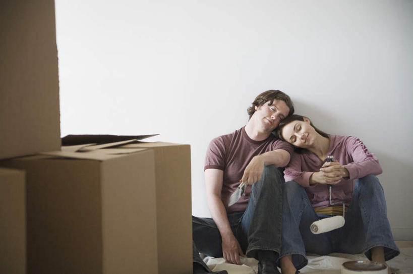 西方人,手,两个人,伙伴,朋友,坐,举,笑,微笑,横图,室内,白天,正面,友谊,床,靠垫,生活用品,卧室,欧洲,欧洲人,握,阴影,服装,裤子,光线,包装,影子,纸箱,墙,床单,靠枕,拿,拿着,注视,牛仔裤,休闲装,被子,墙壁,墙面,衣服,阳光,容器,箱子,垫子,枕头,日用品,观察,回头,看,托,转头,四个,休闲,手部,休闲服,握着,服饰,单人床,观看,察看,被单,关注,纸板箱,包装箱,卷纸架,卷纸器,友情,男人,男性,女人,女性,中年男性,中年女性,白种人,举起,举手,举着,向上举,向上伸,向上托,坐着,半身,彩图,睡房,卧房