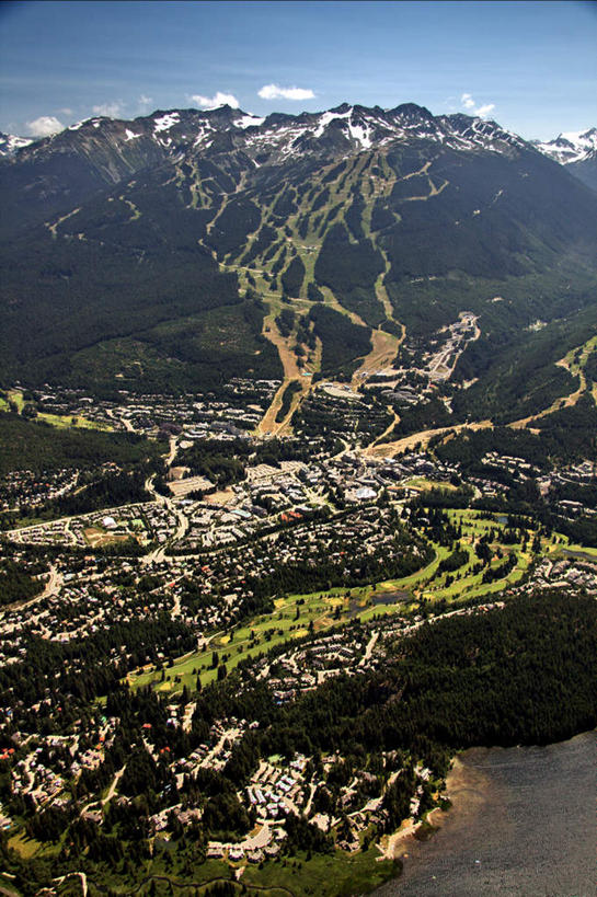 无人,竖图,俯视,室外,白天,旅游,度假,草地,草坪,美景,山,山脉,树林,植物,加拿大,阴影,光线,影子,景观,山峰,云,云朵,山峦,云彩,娱乐,草,树,树木,蓝色,绿色,白云,蓝天,天空,阳光,自然,群山,天,享受,休闲,景色,放松,生长,晴朗,成长,北美,北美洲,自然风光,美洲,北亚美利加洲,亚美利加洲,卑诗省,不列颠哥伦比亚,不列颠哥伦比亚省,惠斯勒,晴空,彩图,高角度拍摄