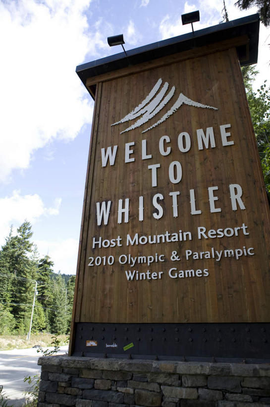 无人,竖图,室外,白天,仰视,旅游,度假,石头,美景,树林,植物,指示牌,加拿大,一堆,阴影,堆叠,堆积,光线,标志,石子,文字,影子,景观,云,云朵,云彩,娱乐,标识,树,树木,蓝色,绿色,白云,蓝天,天空,阳光,自然,天,享受,休闲,景色,放松,生长,晴朗,成长,堆,北美,北美洲,自然风光,美洲,北亚美利加洲,亚美利加洲,卑诗省,不列颠哥伦比亚,不列颠哥伦比亚省,惠斯勒,石块,岩石,晴空,彩图,低角度拍摄