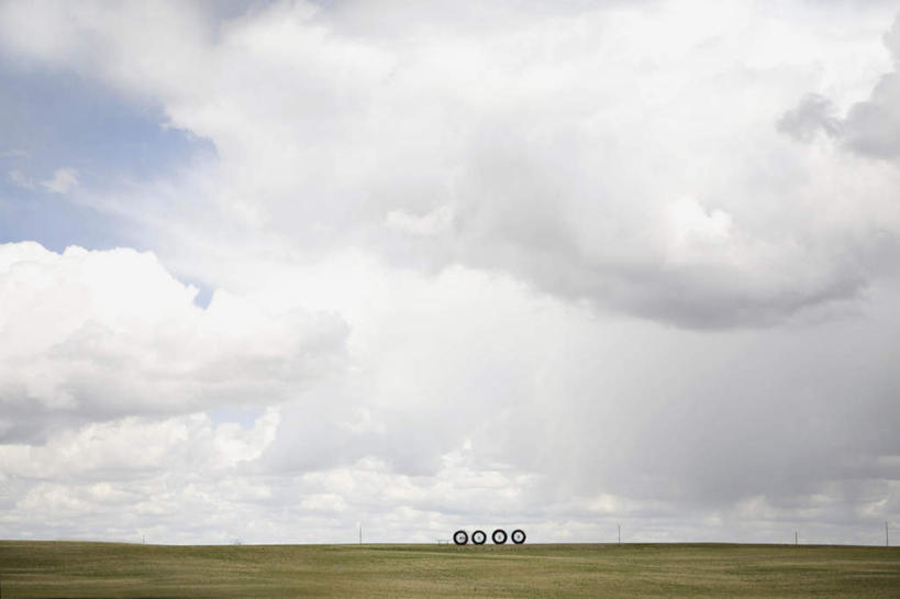 无人,横图,室外,白天,正面,旅游,度假,机器,草地,草原,美景,植物,加拿大,一排,阴影,整齐,光线,影子,地平线,景观,旷野,云,云朵,辽阔,地面,云彩,娱乐,草,排列,蓝色,绿色,白云,蓝天,天空,阳光,自然,天,享受,休闲,广阔,机械,景色,放松,晴朗,一望无际,北美,北美洲,队列,自然风光,原野,延伸,美洲,阿尔伯塔省,阿尔伯塔,天地相交,北亚美利加洲,亚美利加洲,四台,广大,广宽,空阔,艾伯塔,艾伯塔省,无边无际,一马平川,晴空,彩图