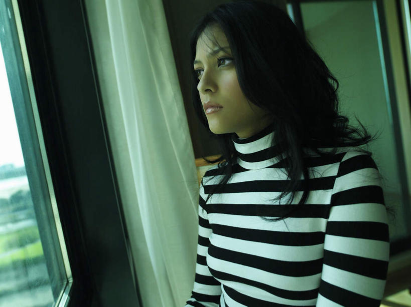 一个人,站,笑,微笑,露齿笑,横图,室内,白天,正面,植物,窗户,亚洲,仅一个年轻女性,仅一个女性,仅一个人,阴影,服装,光线,影子,云,云朵,云彩,注视,休闲装,玻璃窗,树,树木,衣服,蓝色,绿色,白色,黑色,白云,蓝天,天空,阳光,自然,天,观察,看,站着,休闲,休闲服,忧伤,服饰,生长,晴朗,成长,观看,察看,难过,关注,忧郁,年轻女性,女人,女性,阿拉伯人,白种人,亚洲人,晴空,站立,半身,彩图,哀伤