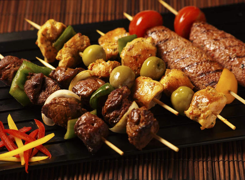 无人,横图,俯视,室内,特写,白天,餐桌,桌子,蔬菜,西红柿,餐具,一排,朦胧,模糊,新鲜,整齐,装饰,碟子,盘,肉,食品,肉类,竹签,食物,排列,黑色,盘子,碟,有机食品,绿色食品,餐台,华丽,修饰,点缀,队列,肉食,衬托,美观,雅致,雅观,烤串,番茄,彩图,高角度拍摄