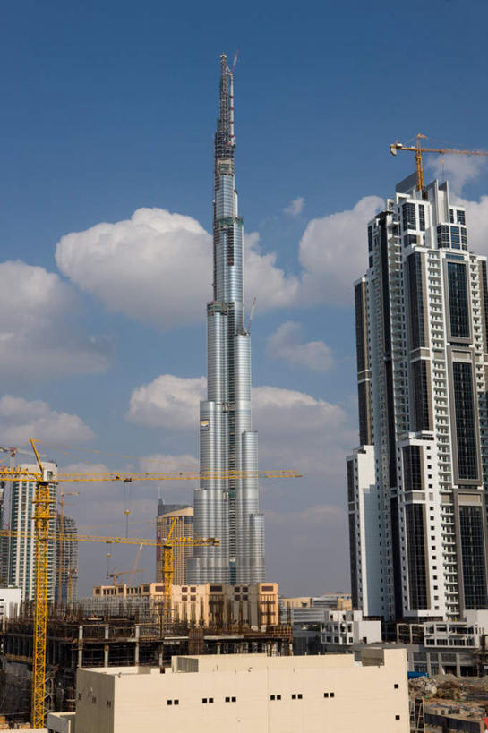 无人,高楼大厦,竖图,室外,白天,仰视,旅游,度假,植物,标志建筑,大厦,道路,地标,建筑,路,摩天大楼,公路,阿联酋,亚洲,阴影,光线,影子,云,云朵,交通,云彩,娱乐,建设,树,树木,蓝色,绿色,白云,蓝天,天空,阳光,楼宇,天,享受,休闲,旅游胜地,放松,生长,晴朗,成长,西亚,阿拉伯联合酋长国,迪拜,迪拜塔,杜拜,晴空,马路,彩图,低角度拍摄,大楼,高层建筑,高楼,摩天楼