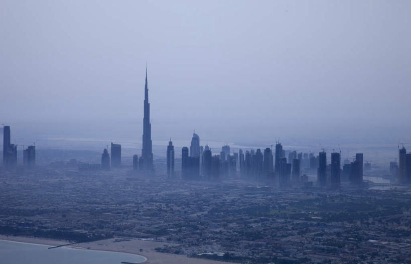 无人,高楼大厦,横图,俯视,航拍,室外,白天,度假,美景,雾,城市风光,标志建筑,城市,大厦,地标,建筑,摩天大楼,阿联酋,亚洲,覆盖,阴影,繁华,朦胧,模糊,光线,影子,景观,娱乐,建设,阳光,包围,享受,休闲,景色,放松,迷雾,鸟瞰,西亚,阿拉伯联合酋长国,迪拜,迪拜塔,哈利法塔,比斯迪拜塔,繁荣,笼罩,杜拜,发达,迪拜大厦,大雾,彩图,高角度拍摄,大楼,高层建筑,高楼,摩天楼