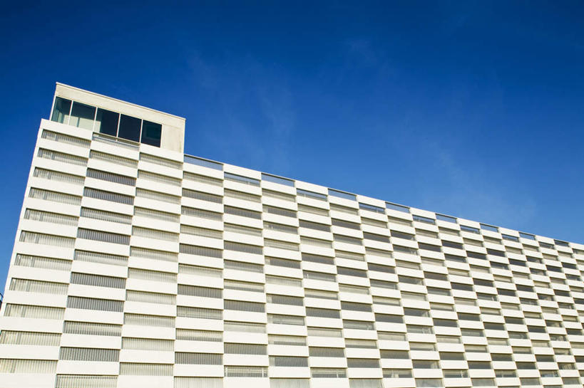 无人,家,横图,室外,白天,仰视,度假,美景,城市风光,城市,瑞典,欧洲,阴影,光线,影子,房屋,屋子,景观,公寓,娱乐,洋房,楼房,住宅,蓝色,蓝天,天空,阳光,天,享受,休闲,景色,放松,晴朗,斯堪的纳维亚,北欧,斯堪的纳维亚半岛,万里无云,首府,马尔默,瑞典王国,斯科讷省,斯科讷,晴空,晴空万里,彩图,低角度拍摄,房子