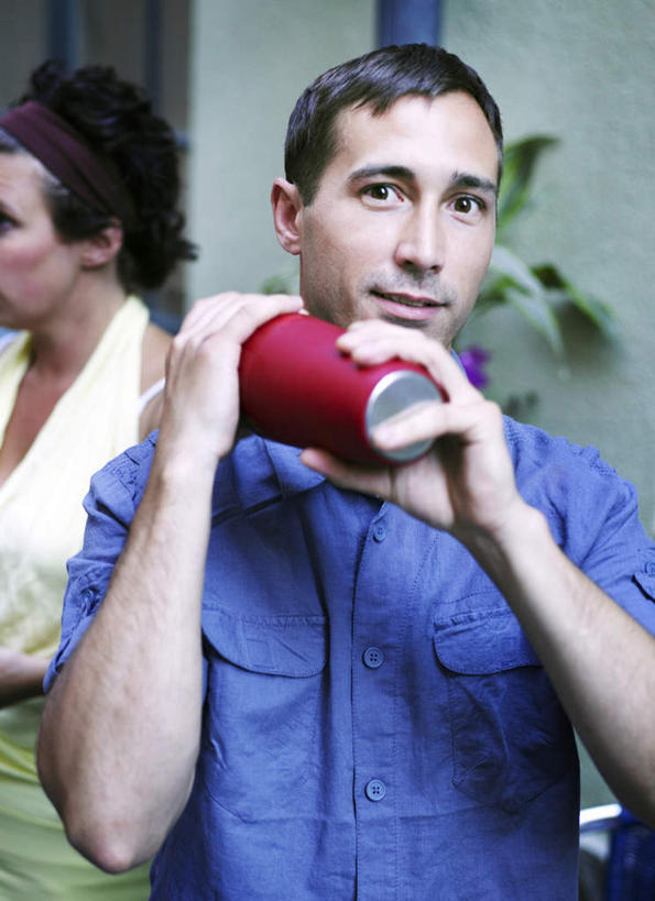 西方人,手,两个人,站,竖图,室内,白天,正面,叶子,欧洲,欧洲人,握,阴影,服装,光线,影子,墙,绿叶,拿,拿着,注视,休闲装,水管,墙壁,墙面,饮料,衣服,阳光,观察,看,站着,休闲,手部,休闲服,嫩叶,握着,服饰,观看,察看,关注,一罐,男人,男性,年轻男性,年轻女性,女人,女性,白种人,叶,叶片,站立,半身,彩图