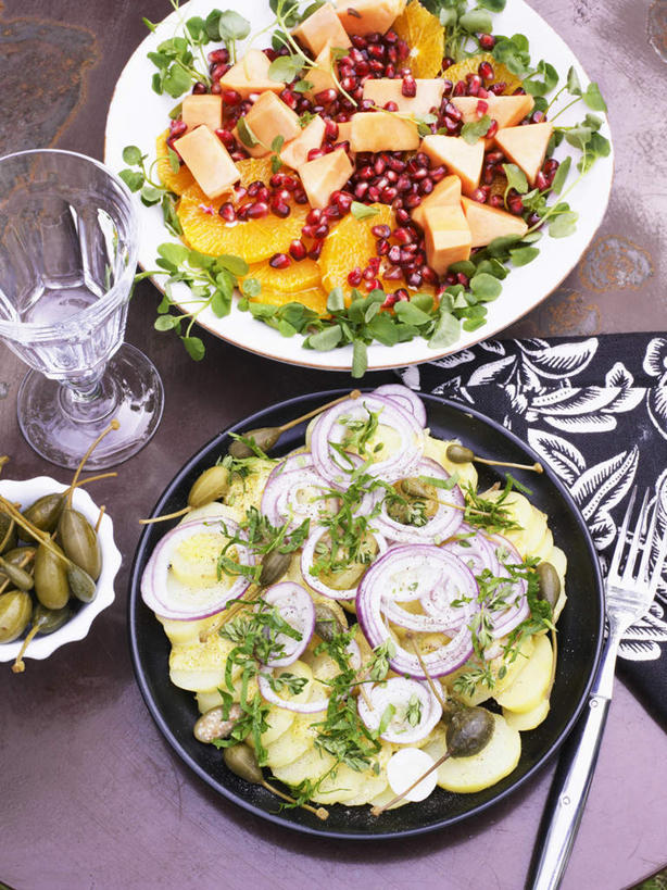 无人,竖图,俯视,室内,白天,桌面,桌子,蔬菜,洋葱,杯子,餐具,阴影,新鲜,反射,木制,碟子,高脚杯,盘,影子,食品,红酒杯,玻璃制品,食物,盘子,酒杯,木制品,碟,有机食品,绿色食品,两盘,玻璃杯,圆葱,洋葱头,球葱,彩图,高角度拍摄