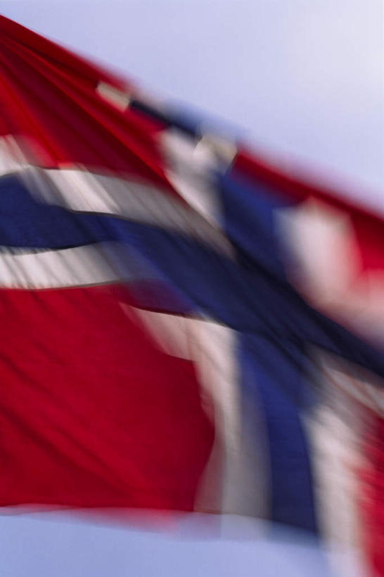 无人,竖图,室外,白天,正面,旗帜,国旗,挪威,欧洲,一面,阴影,朦胧,模糊,飘扬,褶皱,光线,影子,云,云朵,云彩,红色,蓝色,白云,蓝天,天空,阳光,天,飘逸,十字,斯堪的纳维亚,北欧,飞扬,斯堪的纳维亚半岛,挪威王国,旗,彩图