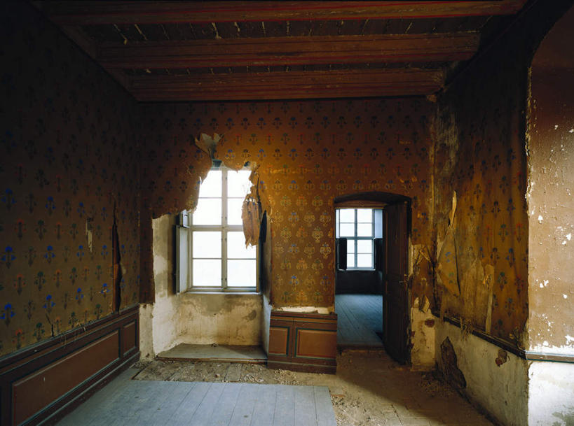 横图,室内,白天,正面,窗户,地板,落地窗,门,废弃,阴影,光线,影子,墙,地面,凌乱,破坏,破损,木地板,玻璃窗,废墟,墙壁,墙面,阳光,门框,损坏,混乱,纷乱,缭乱,庞杂,废除,彩图,全身