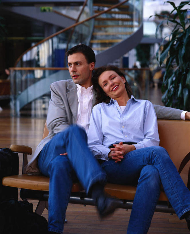 西方人,两个人,商务人士,商务女性,坐,笑,微笑,露齿笑,竖图,室内,白天,正面,爱情,旅游,度假,欧洲,欧洲人,套装,服装,浪漫,注视,娱乐,衣服,观察,看,靠,靠着,倚靠,享受,休闲,温暖,温馨,恩爱,放松,搭,恋人,服饰,观看,候车厅,和睦,察看,倚着,衣着,穿着,搭着,关注,候车室,商务装,工薪阶层,衣饰,男人,男性,女人,女性,中年男性,中年女性,白种人,情侣,白领,上班族,坐着,半身,彩图,伴侣,融洽