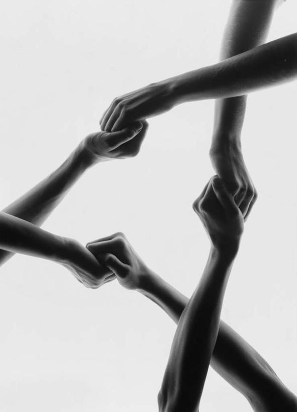 西方人,手,三个人,握手,竖图,俯视,黑白,室内,特写,白天,白色背景,欧洲,欧洲人,阴影,光线,影子,灯光,手部,摄影,影棚,年轻女性,女人,女性,白种人,搀手,拉手,手搀手,手拉手,手牵手,手握手,半身,高角度拍摄,影棚拍摄,拍摄