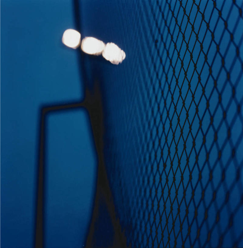 无人,栏杆,竖图,室外,夜晚,正面,金属制品,阴影,朦胧,模糊,光线,金属,影子,水平线,围栏,辽阔,灯光,海平线,护栏,蓝色,蓝天,天空,天,广阔,一望无际,无边无际,一马平川,杆子,彩图,水天相接,水天一线