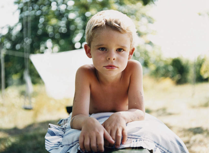 西方人,儿童,一个人,横图,室外,白天,正面,旅游,度假,纯洁,草地,草坪,美景,植物,欧洲,欧洲人,仅一个男性,仅一个人,阴影,服装,朦胧,模糊,光线,影子,景观,娱乐,草,树,树木,小孩,衣服,蓝色,绿色,白色,蓝天,天空,阳光,自然,天,趴着,仅一个小孩,享受,休闲,景色,放松,可爱,童年,童趣,服饰,生长,成长,晾衣杆,衣着,穿着,自然风光,童真,烂漫,无邪,衣饰,天真,男孩,男人,男性,白种人,孩子,趴,彩图,全身,男生