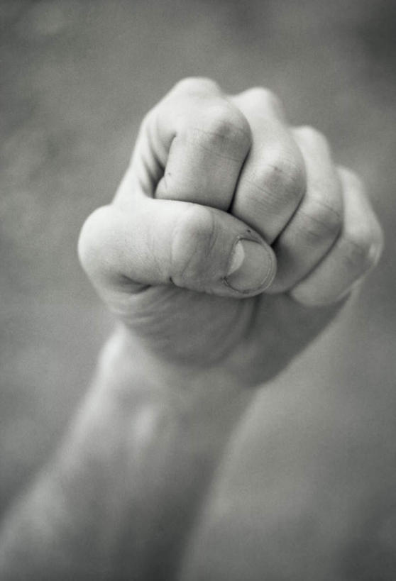 西方人,手,拳,一个人,竖图,俯视,黑白,室外,白天,欧洲,欧洲人,仅一个男性,仅一个人,阴影,光线,影子,仅一个年轻男性,阳光,手部,手指,伸出,暴力,男人,男性,年轻男性,白种人,拳头,半身,高角度拍摄