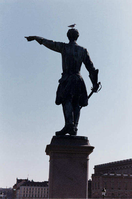 无人,家,竖图,室外,白天,正面,旅游,度假,建筑,雕塑,一座,阴影,艺术,装饰,光线,雕刻,雕像,影子,房屋,屋子,云,云朵,云彩,娱乐,楼房,住宅,蓝色,白云,蓝天,天空,阳光,工艺品,天,享受,休闲,放松,纪念,战士,美术,武士,主题,修建,陈列,功能,美学,修筑,兵士,男性,彩图,房子