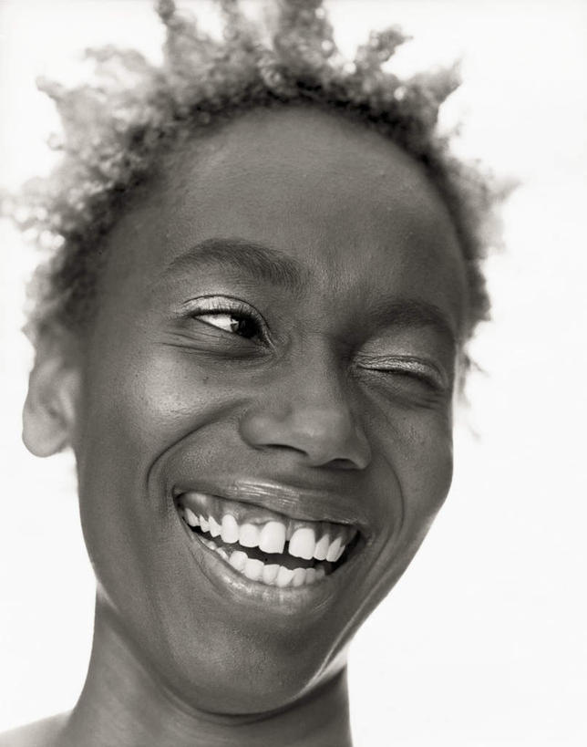 脸,头,眼睛,嘴,脸颊,眉毛,睫毛,一个人,笑,微笑,露齿笑,竖图,黑白,室内,特写,白天,白色背景,正面,非洲,黑人,瞳孔,仅一个年轻女性,仅一个女性,仅一个人,阴影,光线,影子,灯光,注视,观察,看,眼部,摄影,影棚,观看,察看,关注,抛媚眼,年轻女性,女人,女性,非洲人,头部,睫,口,口腔,脸部,脸蛋,眉,面部,眼,眼睫毛,眼眉,嘴巴,嘴唇,半身,影棚拍摄,拍摄,眼眉毛